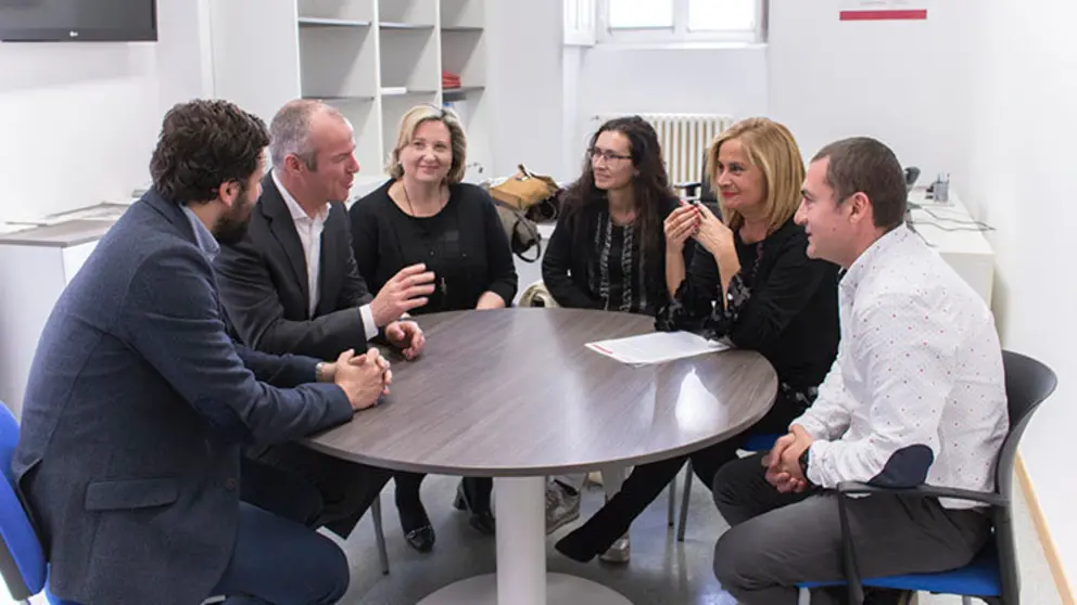 La presidenta de la Diputaci&oacute;n de Pontevedra visit&oacute; la oficina SmartPeme de Pontevedra.