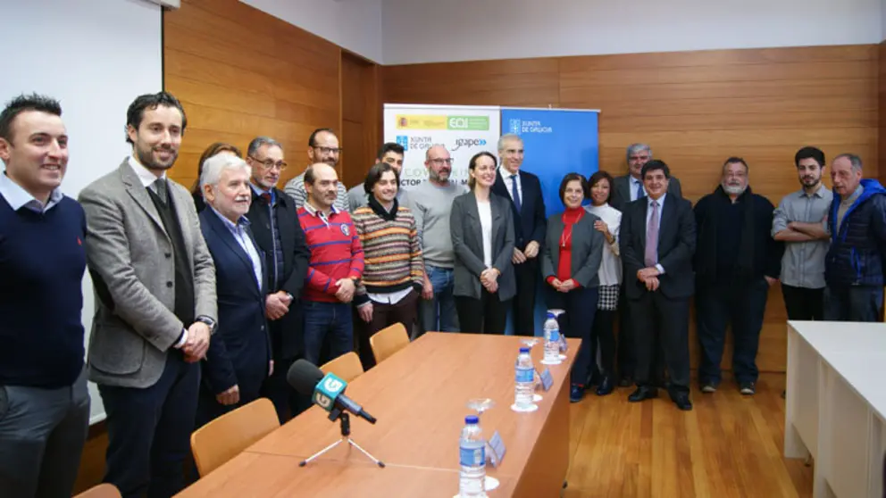 Los nuevos coworkers del CIS-Madeira junto al conselleiro de Econom&iacute;a,