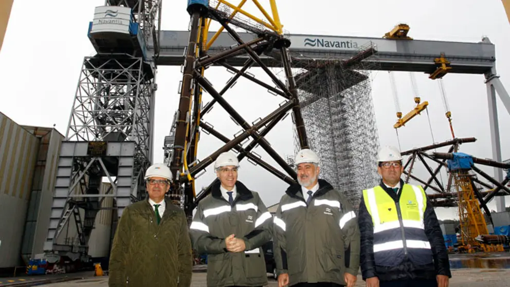 El conselleiro de Econom&iacute;a con el presidente de Navantia y el delegado de Iberdrola en Galicia, en las instalaciones de Fene.