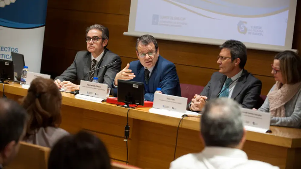 El vicepresidente de la CEO, el director xeral de Enerx&iacute;a e Minas, el presidente del Cl&uacute;ster da Pizarra y la alcaldesa de Carballeda de Valdeorras en la inauguraci&oacute;n de la jornada.