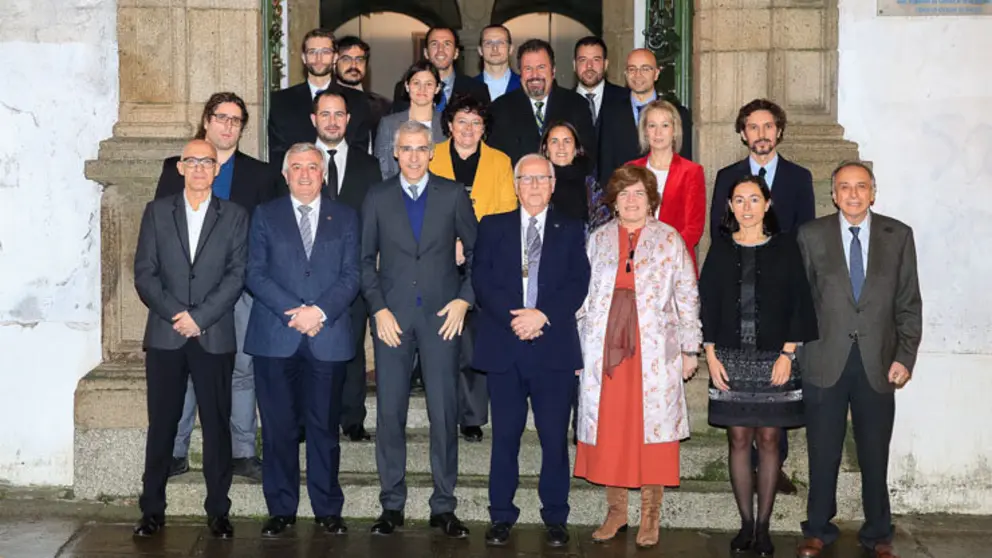 Foto de familia dos premiados e autoridades./S.RIVAS.