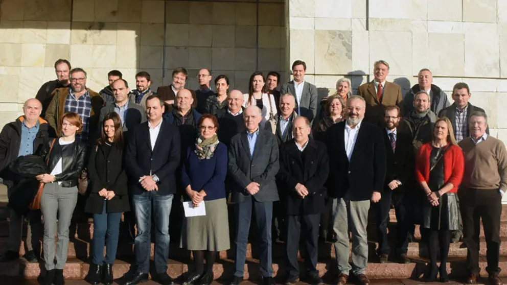 En la jornada de trabajo participaron miembros de partidos pol&iacute;ticos, asociaciones de la cadena, Universidad, ecologistas, e industria del sector