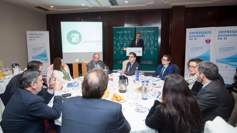 El director de la Fundaci&oacute;n Inade durante la presentaci&oacute;n del "Desayuna con Inade" celebrado en Vigo.