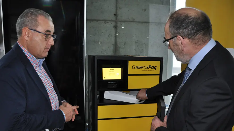 Jos&eacute; Rivero y Jos&eacute; Manuel Garc&iacute;a explican el funcionamiento del Citypaq./DUVI.