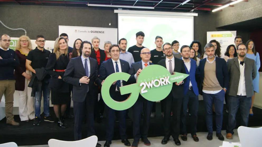 Los emprendedores del coworking con miembros de EOI y Diputaci&oacute;n de Ourense./P.L.