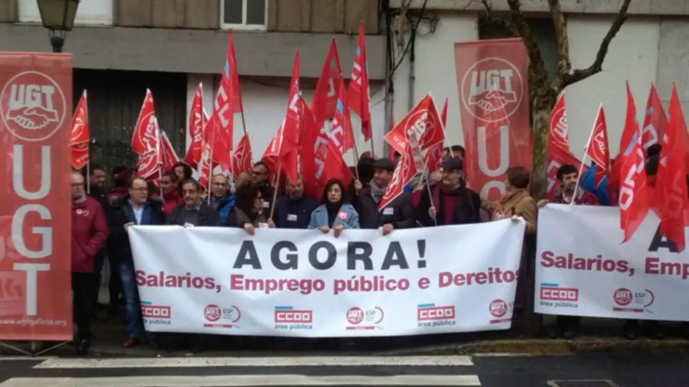 Delegados de UGT e CCOO concentrados fronte ao Parlamento galego, en Santiago.