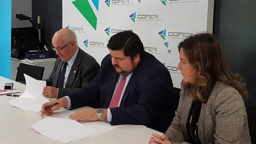 De izquierda a derecha, el presidente de APE Galicia, Jos&eacute; Ram&oacute;n Caldas Mart&iacute;nez, el presidente de COEFR, Crist&oacute;bal Dobarro G&oacute;mez, y la vicepresidenta de APE Galicia, Ana Prego.