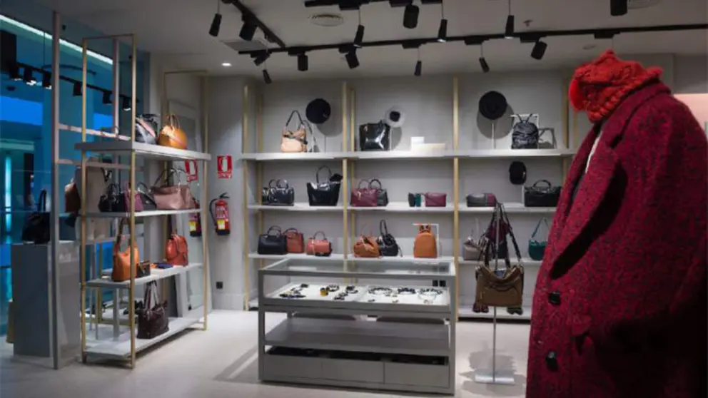 El nuevo concepto de tienda de Adolfo Dom&iacute;nguez: m&aacute;s luminosa y creativa.