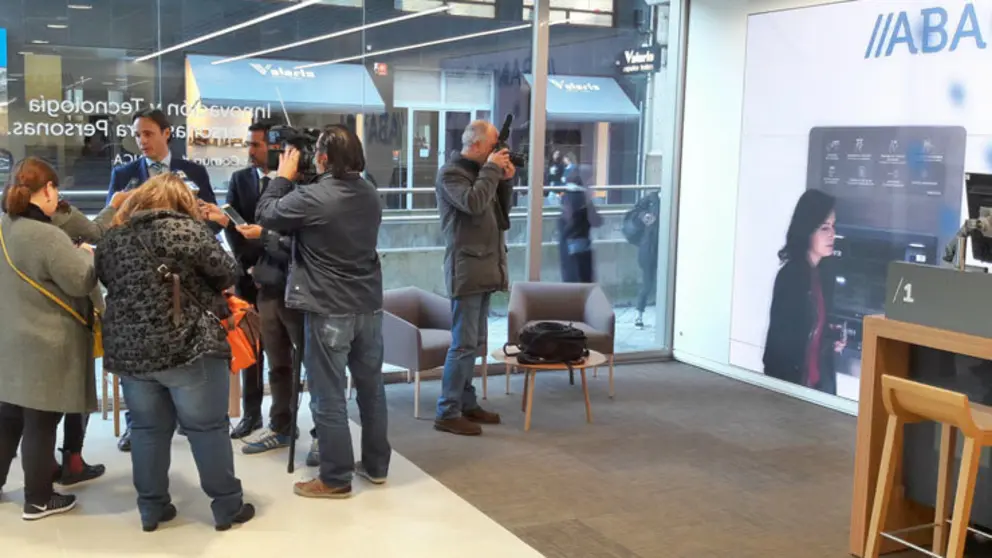Interior de la nueva oficina de Abanca en A Coru&ntilde;a.