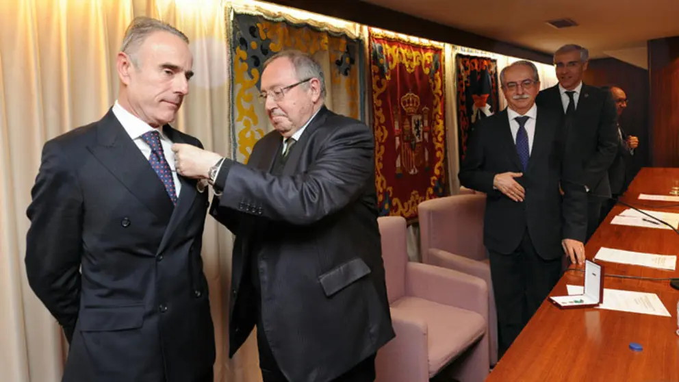 Jos&eacute; Luis Bonet impone la distinci&oacute;n a Marcelo Castro-Rial, en un acto celebrado en la C&aacute;mara de A Coru&ntilde;a.