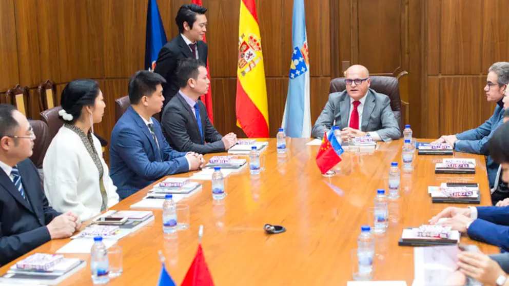 Manuel Baltar recibi&oacute; en la Diputaci&oacute;n de Ourense a la delegaci&oacute;n china./A.PAZ.