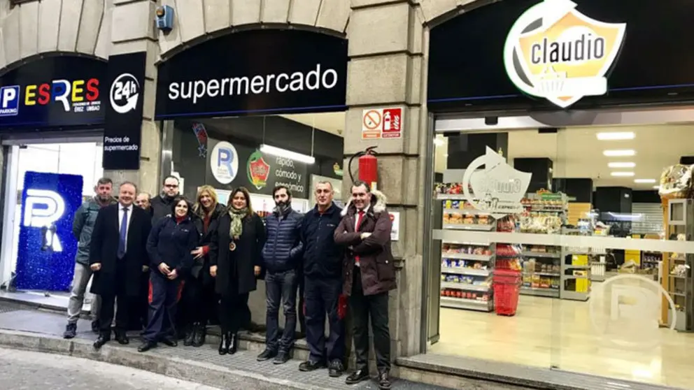 A la apertura del nuevo Claudio Express han acudido Fara P&eacute;rez Bellido, due&ntilde;a de la estaci&oacute;n; Carlos Gonz&aacute;lez, delegado de &aacute;rea de GADISA;&nbsp;y Miguel Freire, director de la franquicia&nbsp;Claudio,&nbsp;a quienes han acompa&ntilde;ado miembros del equipo de la estaci&oacute;n e integrantes del equipo comercial de&nbsp;franquicia Claudio.