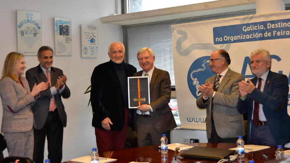 El medio especializado &ldquo;Mundo Ferial&rdquo; con m&aacute;s de treinta y cinco a&ntilde;os de presencia
en el sector, quiso aprovechar el escenario de la asamblea gallega para hacer entrega
de un reconocimiento a Alejandro Rub&iacute;n, director gerente de Expourense, como
Destacado Director de Instituci&oacute;n Ferial del a&ntilde;o 2017.