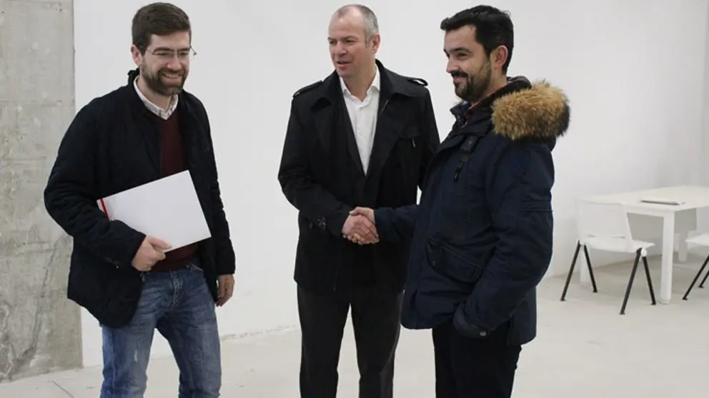 Pablo Fern&aacute;ndez, Javier Dios y Carlos Conde, en la nave del pol&iacute;gono de Barro.