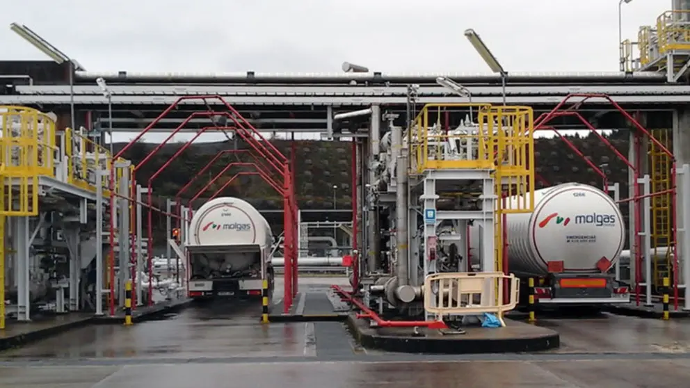 Operaci&oacute;n de carga de cisternas en la terminal de Reganosa del Puerto de Ferrol.
