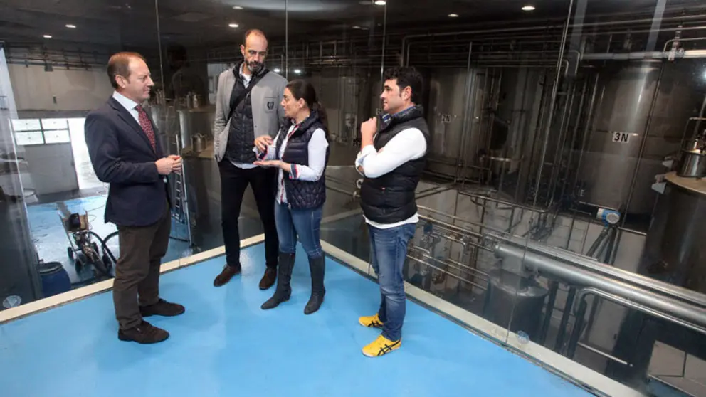 El director del Igape en las instalaciones de Vermuter&iacute;a de Galicia. /P.FERR&Iacute;N.