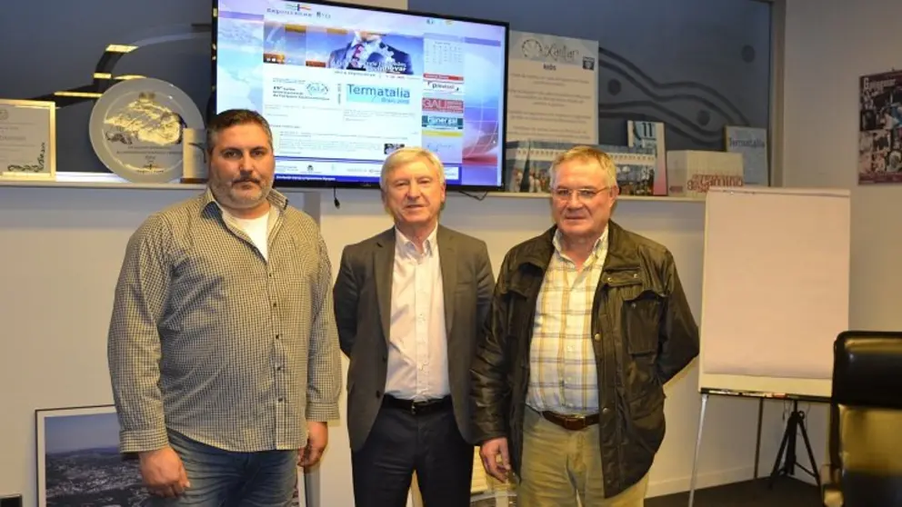 Alejandro Rub&iacute;n (centro) con los anticuarios Jos&eacute; Antonio Ferreiro Ferrares y Gerardo Manuel Rom&aacute;n Iglesias.