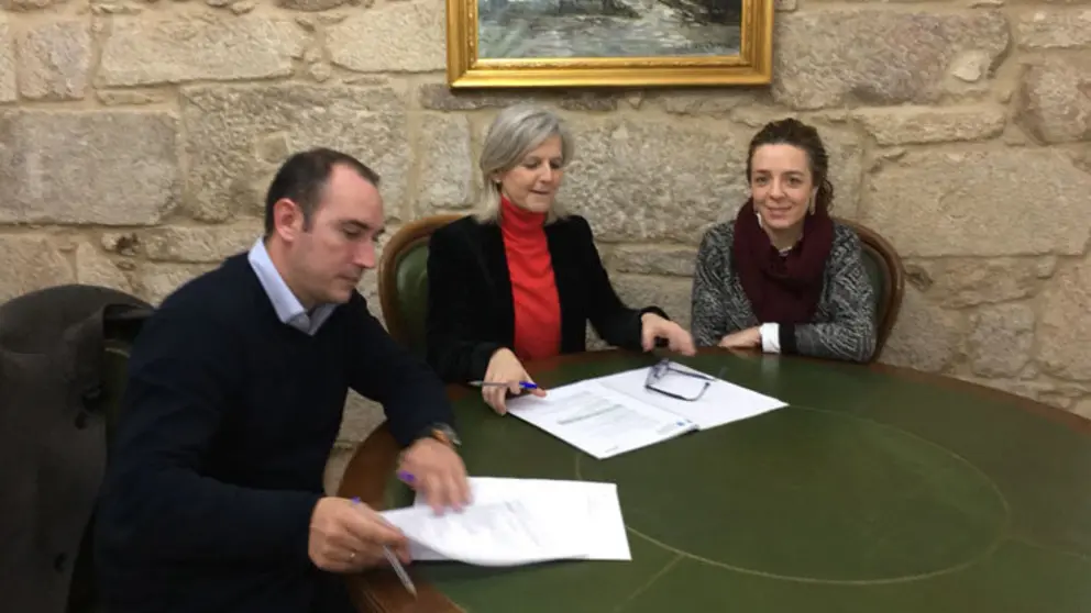 Antonio Fern&aacute;ndez, alcalde de Padron, xunto a Covadonga Toca, secretaria xeral de Emprego.