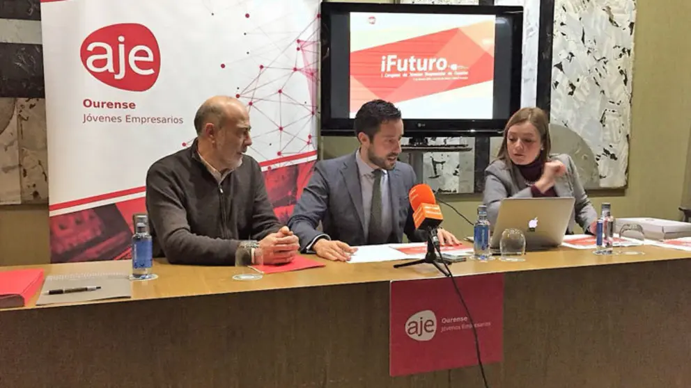 El alcalde de Allariz, Francisco Garc&iacute;a, junto al presidente de AJE Ourense, Lois Babarro, y la vicepresidenta, Rosana Bern&aacute;rdez.