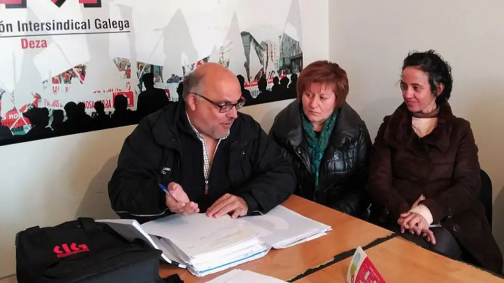 Xabier Aboi, secretario comarcal da FGAMT-CIG de Pontevedra, con traballadoras de Confecciones Guerral./CIG.