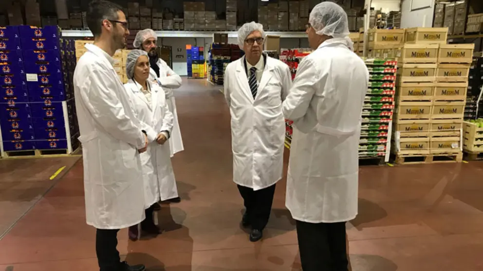 La directora de la Gain, junto al delegado de la Xunta en VIgo, el secretario general de ANFACO, y el gerente y el CEO de Freschcut, en las instalaciones de la empresa viguesa.