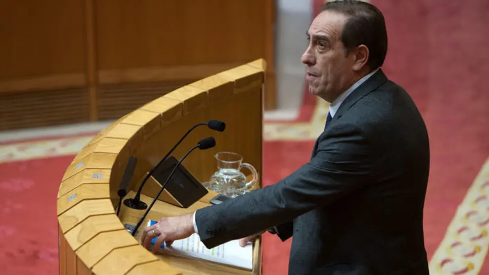 Valeriano Mart&iacute;nez en el pleno del Parlamento gallego./A.VARELA.