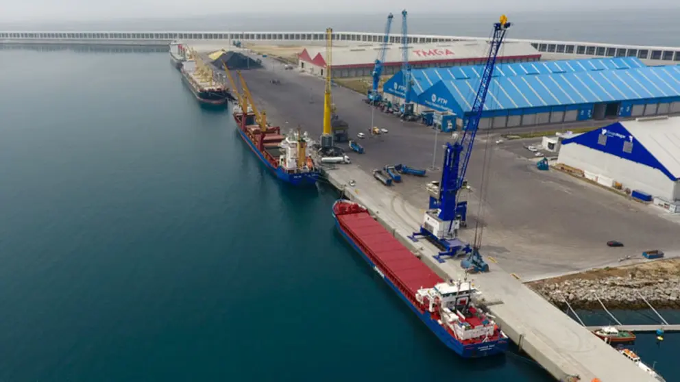 Operaciones de carga y descarga en el Puerto Exterior de A Coru&ntilde;a.