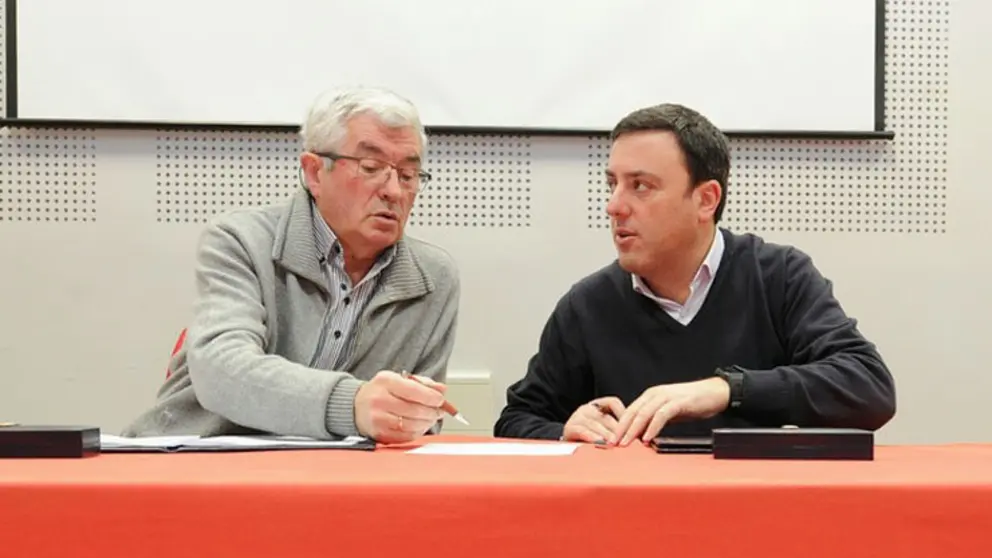 Jos&eacute; Castro e Valent&iacute;n Gonz&aacute;lez na sinatura do convenio.
