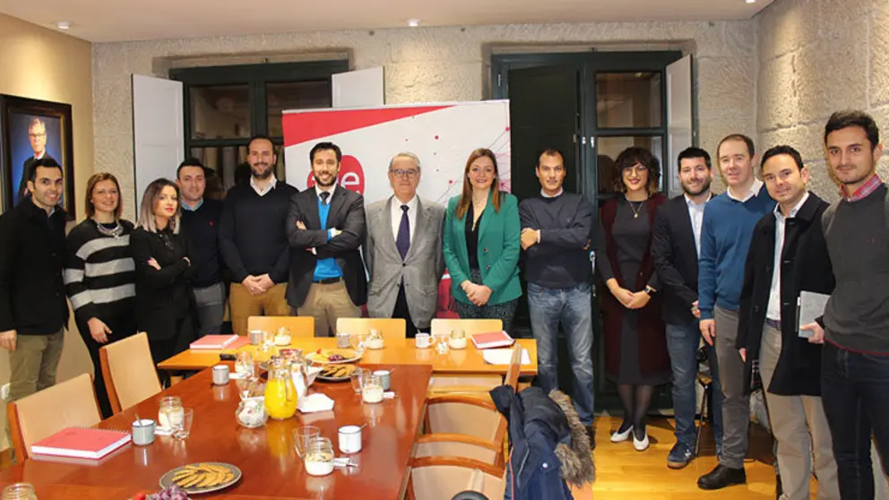 Jos&eacute; Ram&oacute;n P&eacute;rez Nieto (centro) con miembros de AJE Ourense.