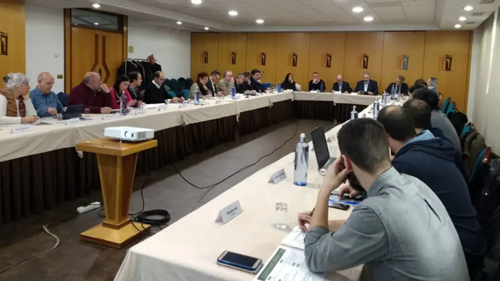 Participantes en la reuni&oacute;n convocada por la Fundaci&oacute;n Juana de Vega y el Cl&uacute;ster da Madeir