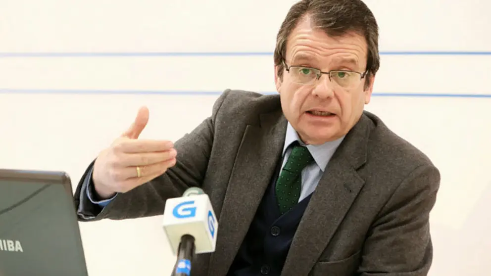 O director xeral de Enerx&iacute;a e Minas, &Aacute;ngel Bernardo Tahoces, presentou as novas
li&ntilde;as de apoios.