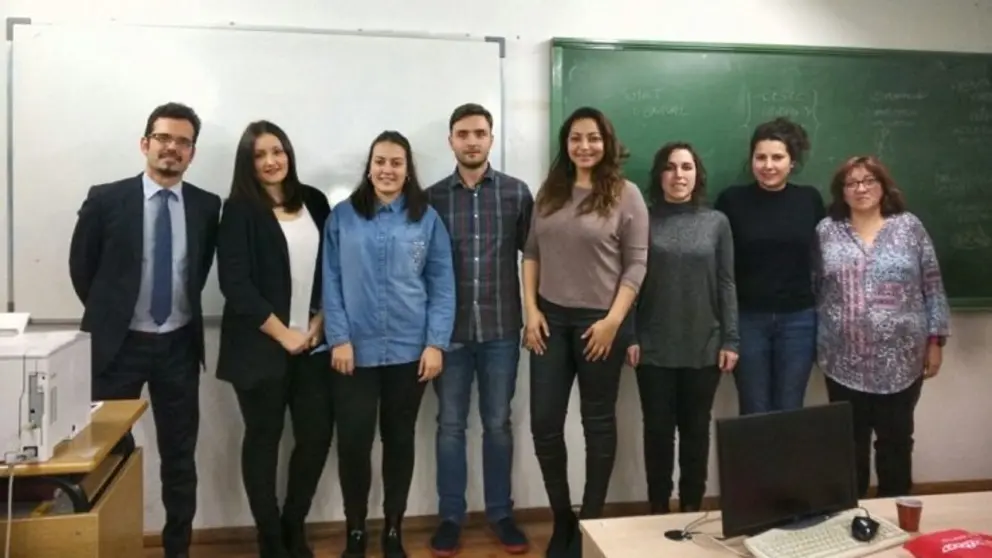 Rub&eacute;n V&aacute;zquez con los estudiantes de Comercio Internacional.