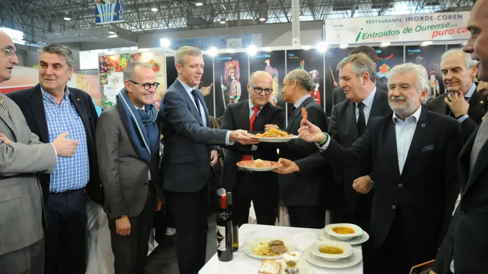 El vicepresidente de la Xunta, Alfonso Rueda (4&ordm; por la izq.) y otras autoridades durante la visita al recinto en la jornada inaugural de Xantar./RAMS&Eacute;S.