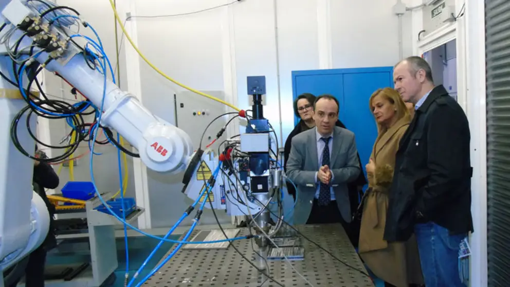 Carmela Silva en su visita al Centro de Aplicaciones L&aacute;ser de AIMEN.