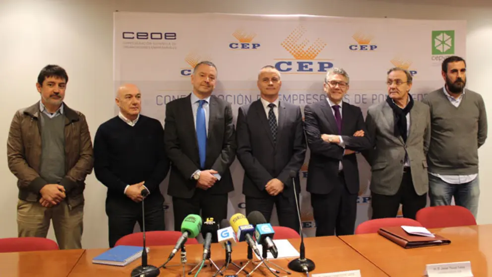 Presidente y vicepresidente de la CEP, junto a empresarios afectados por el cierre al tr&aacute;fico pesado de Sanjurjo Bad&iacute;a.