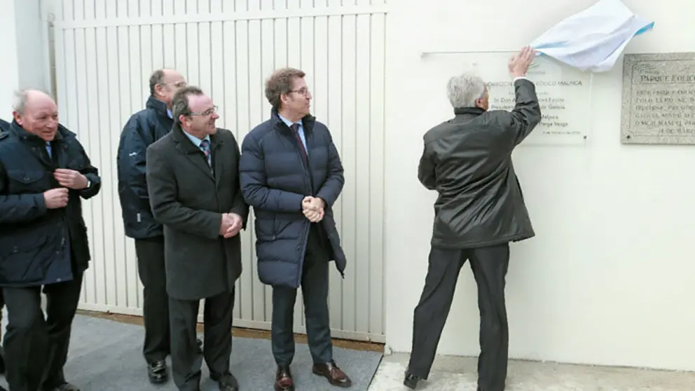 Descubrimiento de la placa conmemorativa de la renovaci&oacute;n del parque e&oacute;lico de Malpica.