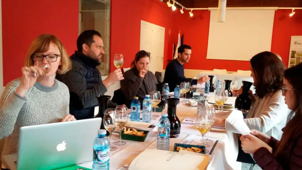 Prescriptores de EEUU en una cata en el Pazo de Mugartegui.