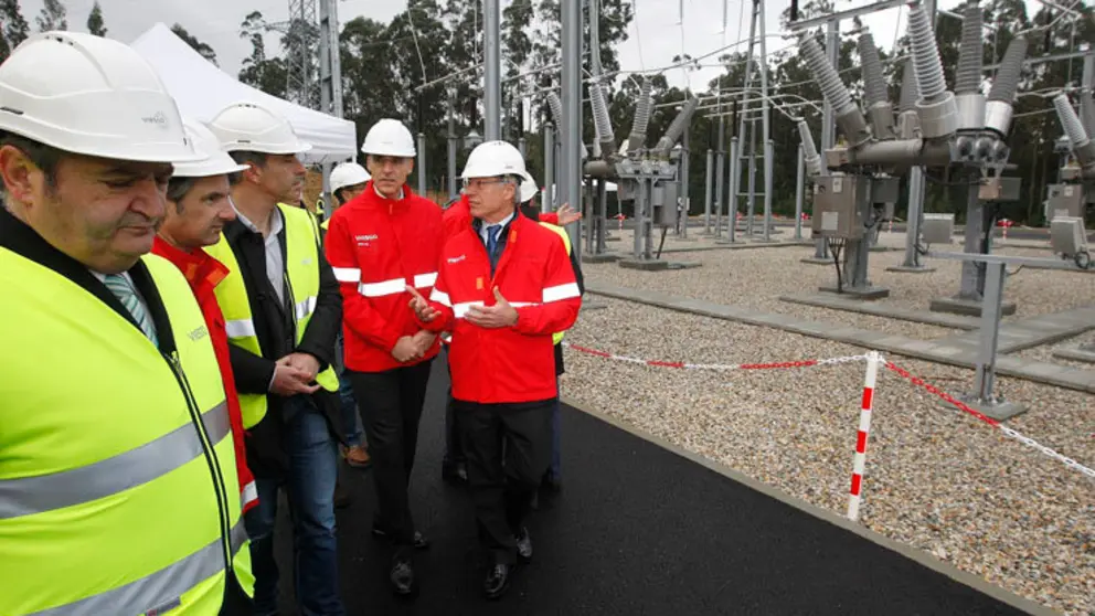 Autoridades en la visita a la nueva subestaci&oacute;n el&eacute;ctrica de Ribadeo./J.M.ALVEZ.
