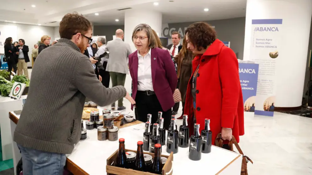 La conselleira Rosa Quintana visitando los stands instalados en Galicia Market Place, en el C&iacute;rculo de Empresarios de Galicia, en Vigo.
