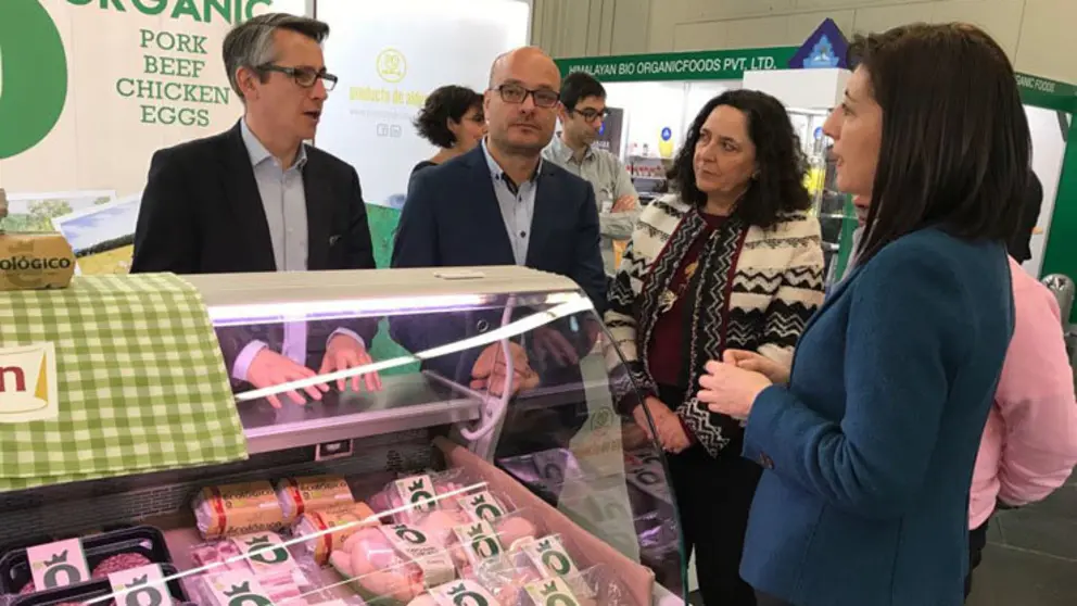La conselleira do Mar y la directora xeral visitando el stand de una de las empresas gallegas presentes en Biofach.
