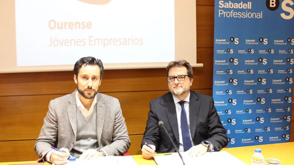 Lois Babarro y Adolfo Garc&iacute;a-Cia&ntilde;o firmaron el acuerdo entre AJE Ourense y SabadellGallego.