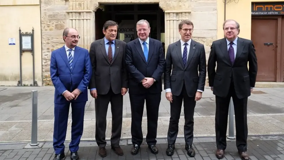 Los presidentes de Arag&oacute;n, Asturias, Galicia y Castilla y Le&oacute;n, con el alcalde de Le&oacute;n (c).