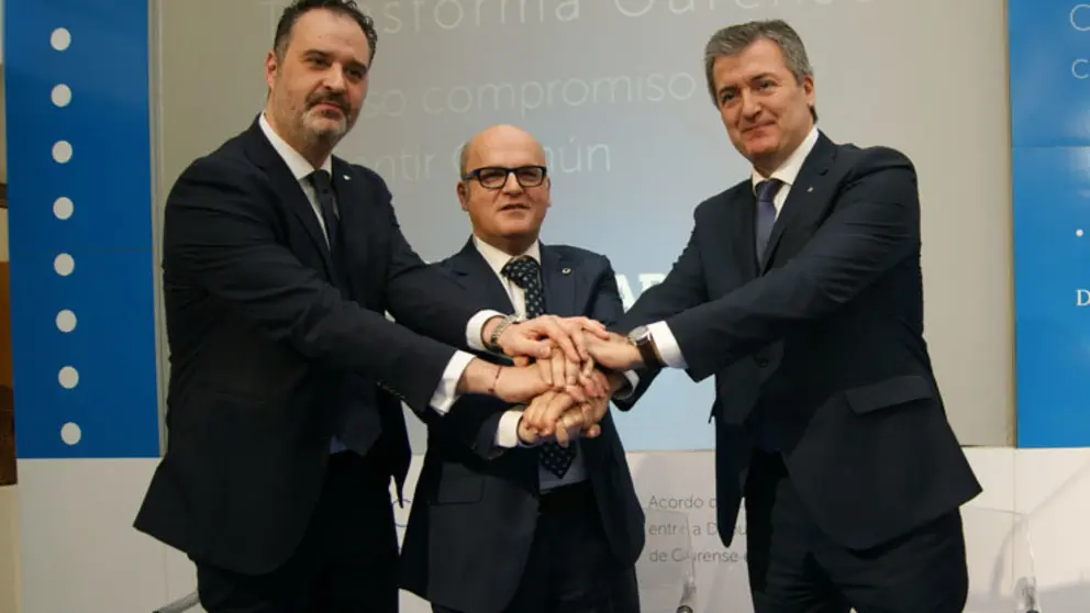 Rub&eacute;n Saavedra, Manuel Baltar e Santiago Novoa, tras renovar o convenio./P.L.