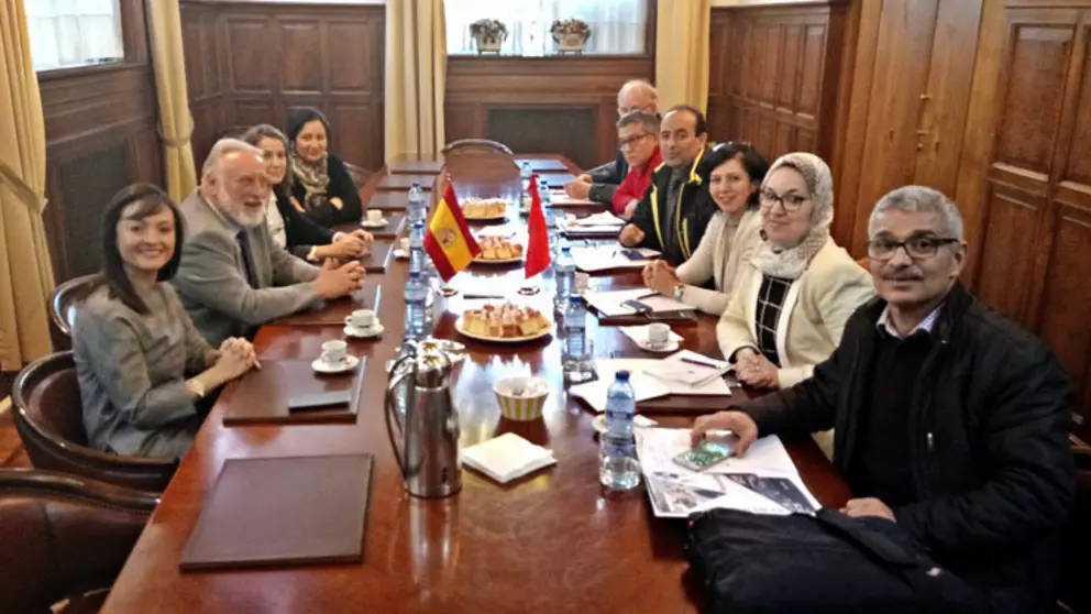 La delegaci&oacute;n del Gobierno marroqu&iacute;, junto a directivos del Puerto de Vigo.