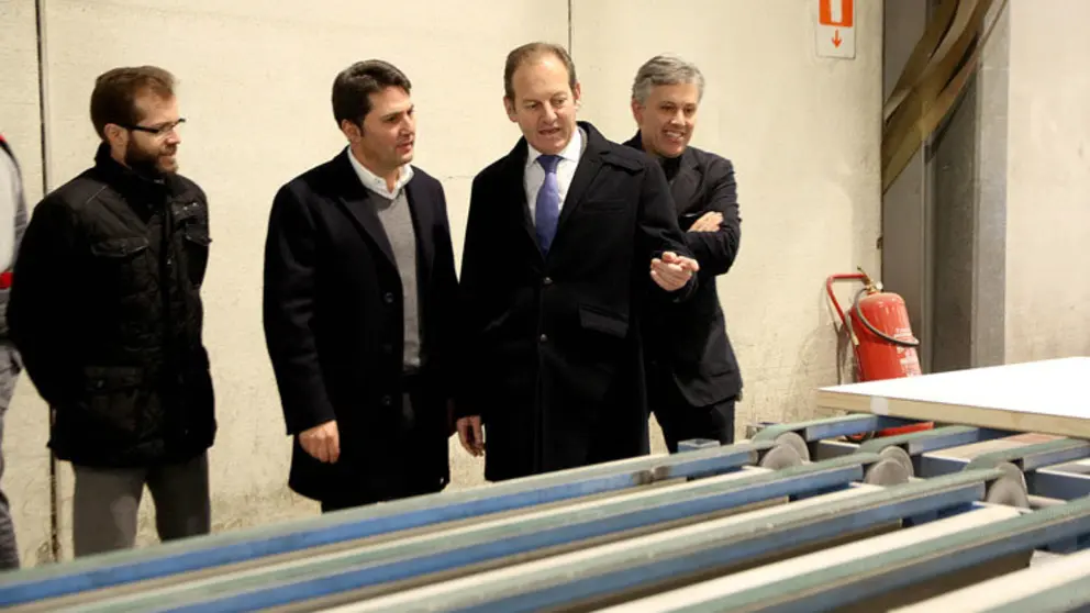 Juan Cividanes, en la visita a la empresa lalinense Aliusporta.