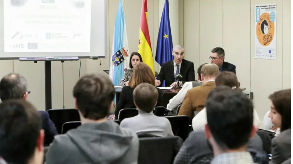 El conselleiro de Econom&iacute;a, Francisco Conde (centro), en la jornada celebrada en el Cesga.