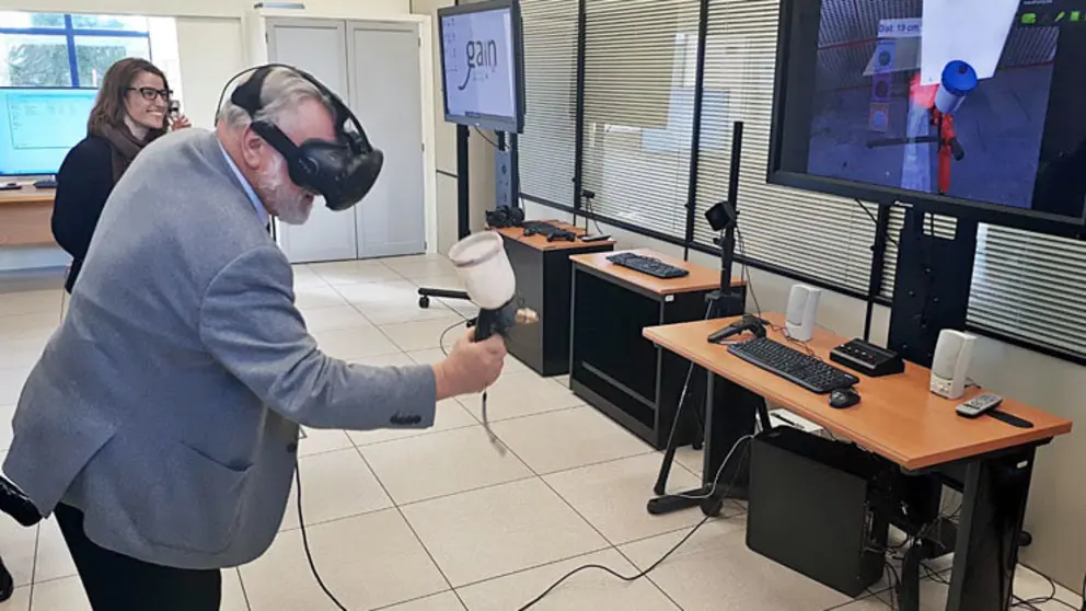 El presidente de la Autoridad Portuaria de Vigo expermientando con un simulador de realidad virtual en el CIS Galicia.