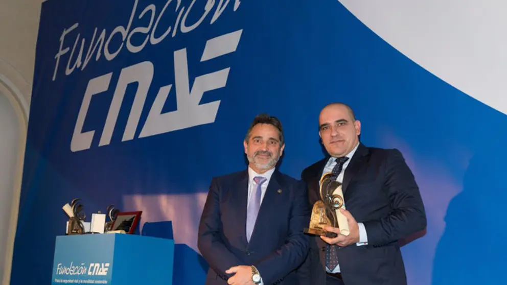 Jos&eacute; Blas, Presidente del jurado de la Fundaci&oacute;n CNAE, entregando el premio a Jorge Costa, CEO de Netun Solutions.