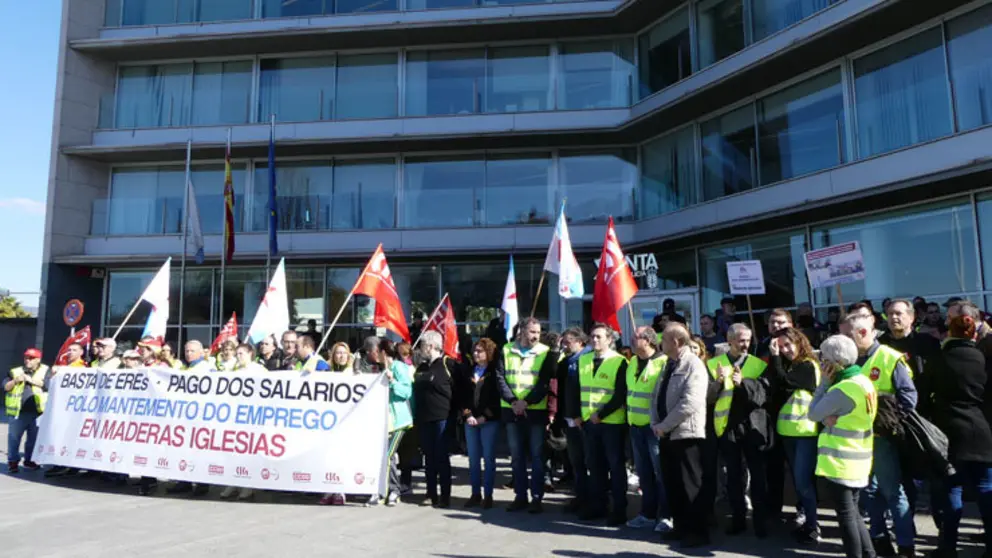 Traballadores de Maderas Iglesias, concentrados diante da Delegaci&oacute;n da Xunta en Vigo./CIG.