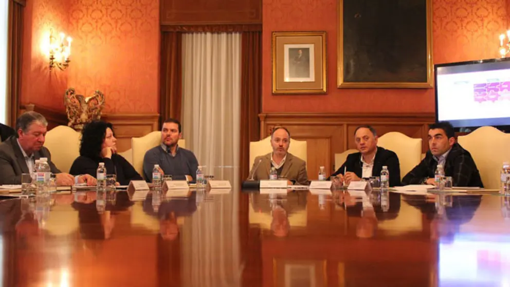 El diputado David Regades con alcaldes de las comarcas del Deza y Tabeir&oacute;s-Terra de Montes.